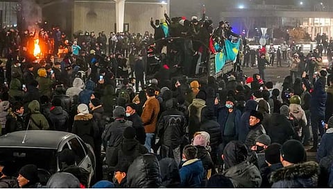 आपल्याकडे इंधन दरवाढीचा आगडोंब थांबेना, पण कझाकिस्तानमध्ये त्याच कारणाने सरकार पडले !