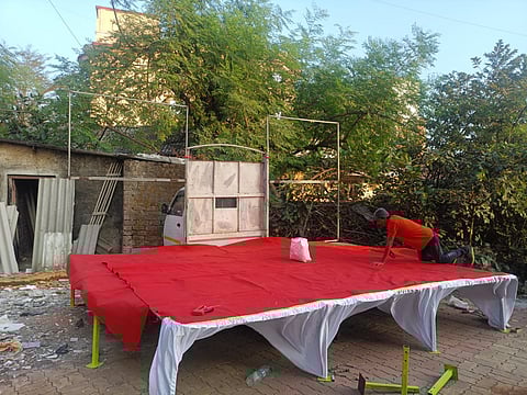 अश्विनी जाधव यांनी मिनी टेम्पोवर अनोख्या पद्धतीने तयार केलेला 11 बाय 17 फुटांचा स्टेज