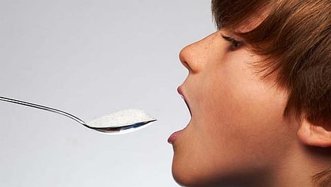 पुरेशी झोप न घेणारी मुले खातात जास्त साखर, संशोधनातील निष्कर्ष