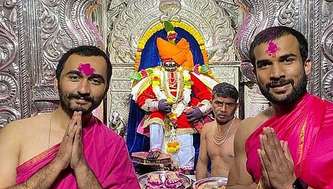 विशाल निकम आणि विकासने जोतिबा मंदिरात जाऊन दर्शन घेतले.