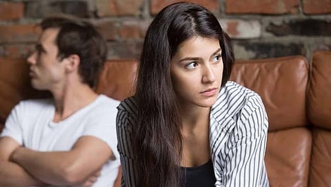 छोट्या-छोट्या गोष्टींवरून पत्नीच्या रूसण्याने वैतागलाय; तर ‘या’ चार मार्गांनी समस्या सोडवा