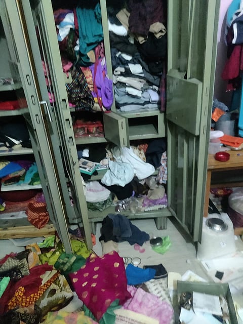 तुळजापूर तालुक्यातील उस्मानाबाद जिल्हा मध्यवर्ती सहकारी बँकच्या शाखेत मॅनेजरच्या घरावर मंगळवारी मध्यरात्री चोरट्यांनी डल्ला मारला.