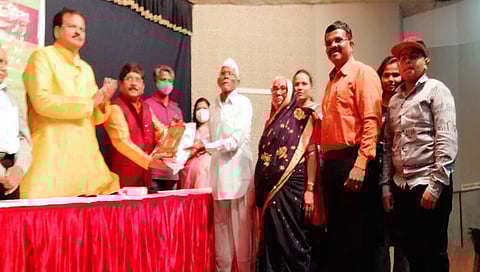 साक्री तालुक्यातील आजगे दाम्पत्याला राज्यस्तरीय ‘आदर्श माता-पिता’ पुरस्कार