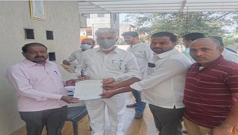 खतांची साठेबाजी करणाऱ्यांवर कारवाई करावी ; शेतकरी संघटनेचे कृषीमंत्र्याना साकडे