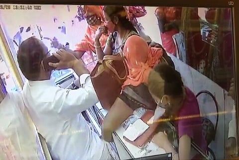 नाशिक : खरेदीच्या बहाण्याने चार लाखांच्या दागिन्यांवर डल्ला ; सीसीटीव्हीत घटना कैद