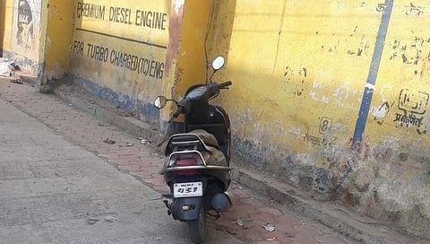 बीड : दुचाकीच्या डिक्कीतील १० लाखांचे दागिने लंपास