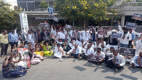 धुळे : भाजपचे खासदार डॉ. सुभाष भामरेंच्या घराबाहेर काँग्रेसचे निषेध आंदोलन