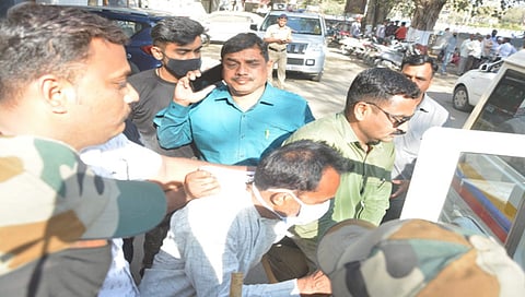 जळगाव : चिमुकलीवर अत्याचार करणाऱ्या आरोपीला चोपण्याचा प्रयत्न, महिला आघाडीचा संताप