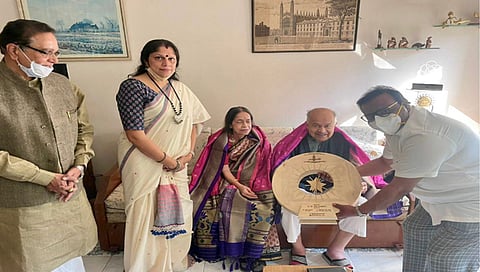 डॉ. जयंत नारळीकर यांना साहित्य संमेलनाचे सन्मानचिन्ह भेट, यावेळी काय म्हणाले नारळीकर?