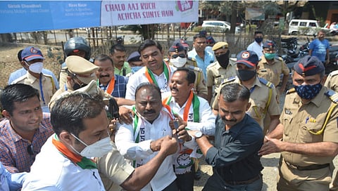 जळगावी राज्यपाल भगतसिंग कोश्यारी यांच्या विरोधात राष्ट्रवादीचे आंदोलन, कार्यकर्त्यांना अटक