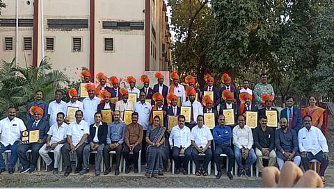 जळगाव : जिल्हास्तरीय आदर्श क्रीडाशिक्षक पुरस्कारांचे वितरण