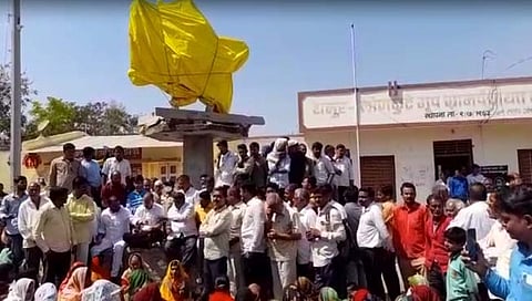 धुळे : विनापरवाना पुतळाप्रकरणी प्रशासन ग्रामस्थ आमने-सामने www.pudhari.news