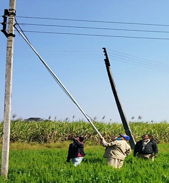 निफाड : वीजपुरवठा खंडित करण्यासाठी अनोखा जुगाड