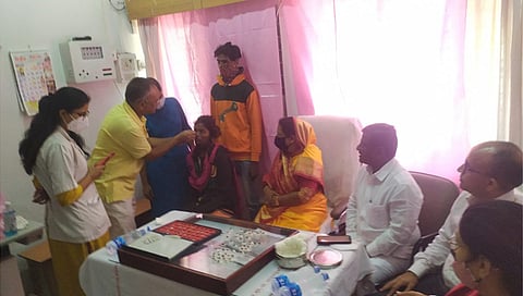 धुळे येथील हिरे वैद्यकीय महाविद्यालयात तरुणीच्या डोळ्याची शस्रक्रिया करतांना डॉक्टर