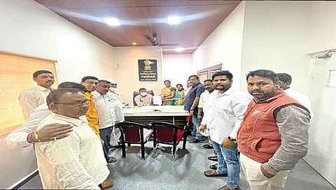 उमेदवारी अर्ज दाखल करताना शिवसेनेच्या मेघा धिंदळे व पदाधिकारी.