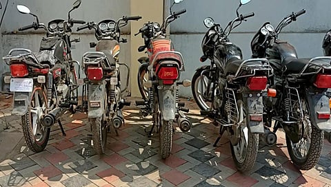 जळगाव : अट्टल दुचाकी चोराच्या आवळल्या मुसक्या ; ५ दुचाक्या जप्त