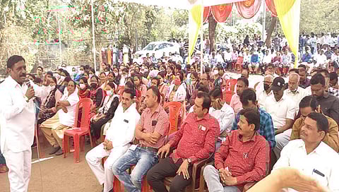 धुळ्यात राज्य सरकारी कर्मचाऱ्यांचे आंदोलन, कल्याण भवनासमोर निदर्शने