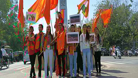 धुळे : लावण्याला न्याय मिळण्यासाठी विद्यार्थी परिषदेचे शहिद स्मारकासमाेर निदर्शने