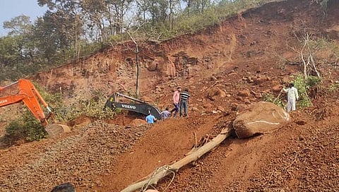 रत्नागिरी : परशुराम घाटात दरड कोसळली, एक मजूर ठार