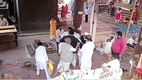 नाशिकमध्ये गंगाघाटावर यजमान पळवण्यावरून पुराेहितांमध्ये तुंबळ भांडण (video)