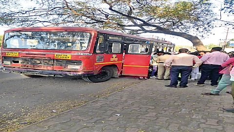 मुलीचा मोबाइल चोरीला ; बस पोलिस ठाण्याला