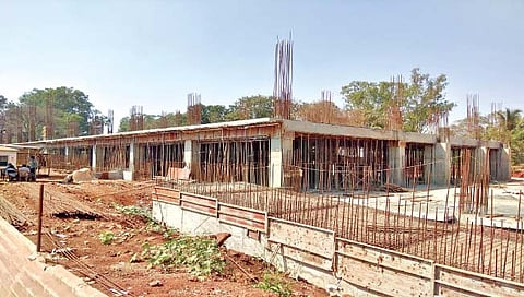 बेळगाव ः सीबीटीच्या पहिल्या मजल्याचे घालण्यात आलेले स्लॅब.