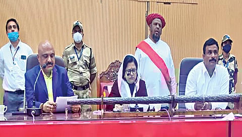 मालेगाव : येथील महापालिकेच्या महासभेत बोलताना महापौर ताहेरा शेख.