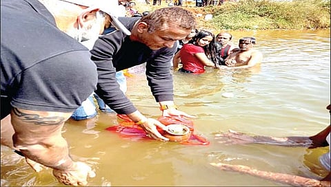 कोल्हापूर : रमेश देव यांच्या अस्थींचे प्रयाग संगमावर विसर्जन