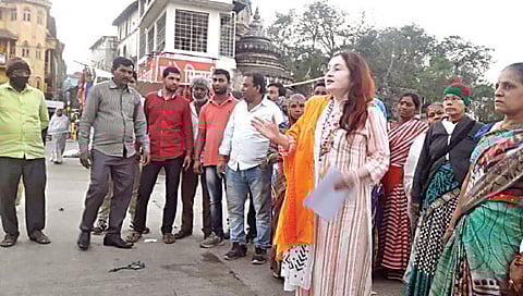 नाशिक : रामसेतू पूल येथे व्यावसायिकांशी बोलताना कल्पना पांडे