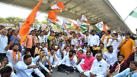 नाशिकमध्ये महाविकास आघाडीपक्षांतर्फे रास्ता रोको, मलिकांना अटक केल्याचा निषेध