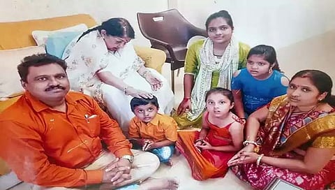 २७ वर्षे लता मंगेशकर यांची सेवेत घालवेलेले महेश राठोड, यांना लतादीदींच्या निधनानंतर सावरणेही झाले कठीण