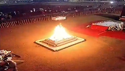 Lata Mangeshkar : गानसाम्राज्ञी लता मंगेशकर अनंतात विलीन