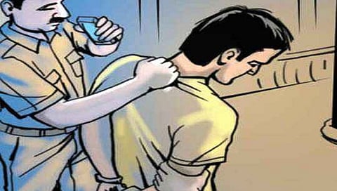 नंदुरबार : आदिवासी विद्यार्थ्यांकडून लाच घेणाऱ्या लाचखोर लिपिकाला रंगेहाथ पकडले