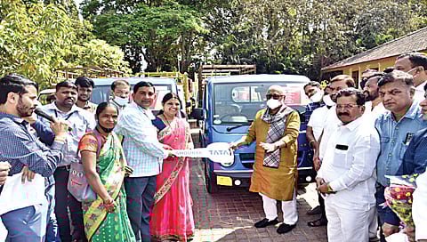 नाशिक : मुख्यमंत्री रोजगार योजनेअंतर्गत लाभार्थ्यांना वाहनाच्या चाव्या प्रदान करताना पालकमंत्री छगन भुजबळ.