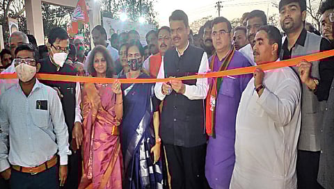 नाशिक : प्रभाग क्रमांक नऊमधील विकासकामांच्या उद्घाटनाप्रसंगी ना. देवेंद्र फडणवीस. समवेत ना. डॉ. भारती पवार, आ. जयकुमार रावल, महापौर सतीश कुलकर्णी.