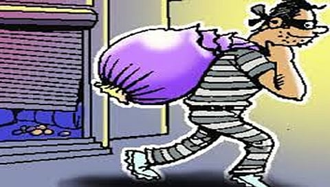 नाशिक : कुरियर कंपनी कार्यालयाचे शटर उचकावून चोरी ; लाखोंची रोकड लंपास