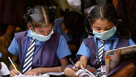 नाशिक शहरात शाळा-महाविद्यालयांमध्ये विद्यार्थ्यांची 50 टक्केच हजेरी, कोरोनाचा प्रभाव कायम