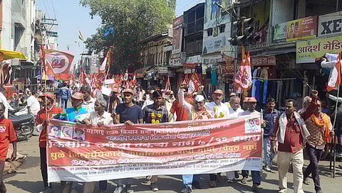 Dhule : सातबाराच्या मागणीसाठी 80 किलोमीटर पायपीट करून आदिवासी शेतकऱ्यांचा मोर्चा