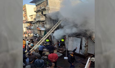 सिन्नरला भरचौकात शूज मार्टला आग; आगीत लाखोंचे नुकसान