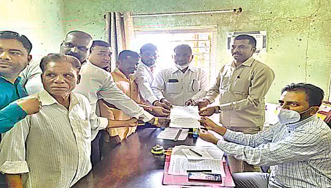 तहसीलदार सचिन मुळीक यांच्याकडे उमेदवारी अर्ज दाखल करताना नगरसेवक विजय कानडे. समवेत माजी खासदार हरिश्चंद्र चव्हाण, समीर चव्हाण, सचिन महाले, श्याम पवार आदी.