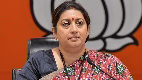स्मृती इराणी : सात वर्षात ‘बेटी बचाओ बेटी पढाओ’ योजनेतील ६८३ कोटींपैकी ४०१ कोटी जाहिरातींवर खर्च
