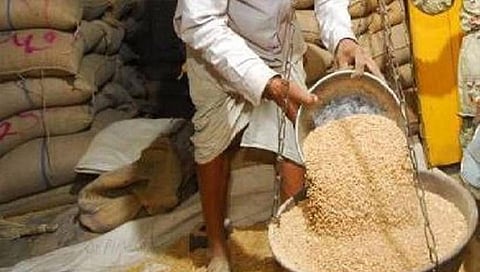 हिंगोली : स्वस्त धान्य घोटाळ्यात तत्कालीन तहसीलदारासह २० जणांवर गुन्हा