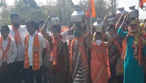 जळगावी जिल्हाधिकारी कार्यालयावर मनसेचा ‘हंडा’ मोर्चा, पुरेसा पाणीपुरवठा करण्याची मागणी