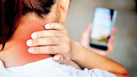 बदलत्या काळातील मानदुखी, उपाय काय?