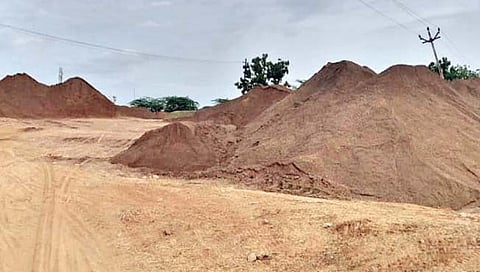 सातारा : माणदेशात अधिकार्यांच्या पाठबळाने वाळूची लूट