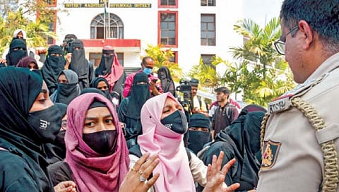 कर्नाटकात शैक्षणिक संस्थांत धार्मिक पोशाखावर बंदी, सरकारकडून आदेश जारी