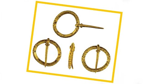 लॅटिन, हिब्रू मजकूर असलेल्या सोन्याच्या ब्रूचचा शोध