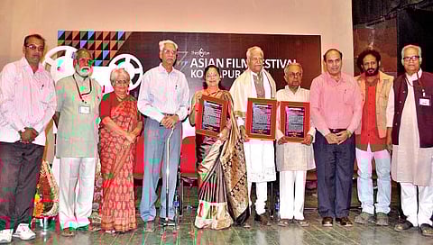 कोल्हापूर : थर्ड आय फिल्म फेस्टिव्हलच्या वतीने रमेश देव व सीमा देव यांचा जीवन गौरव पुरस्कार देऊन गौरव करण्यात आला होता. यावेळी चंद्रकांत जोशी, सुमित्रा भावे, त्यागराज पेंढारकर, तत्कालीन जिल्हाधिकारी लक्ष्मीकांत देशमुख आदी उपस्थित होते.