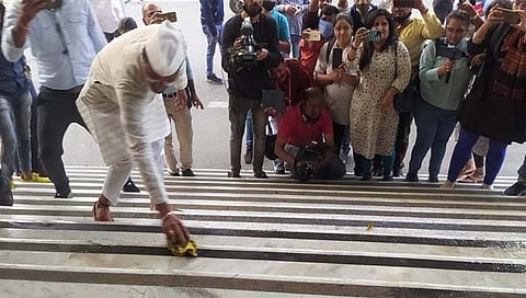 ज्या पायरीवर सोमय्यांचा भाजपकडून सत्कार तीच पायरी काँग्रेसने गोमुत्र व गुलाब पाण्याने धुतली !