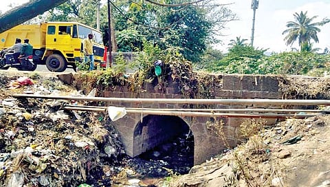 सातारा : अरुंद पुलावरील वाहतूक धोकादायक